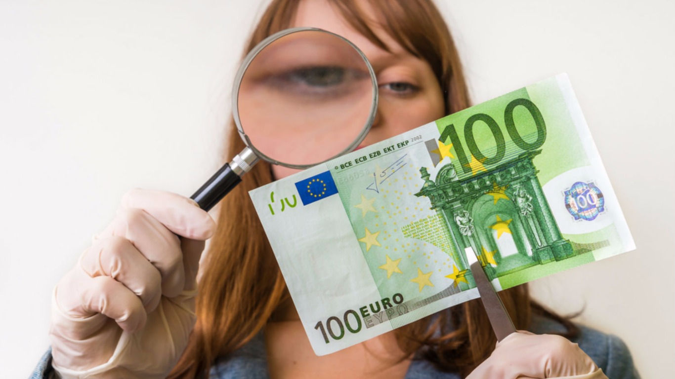 Fake holiday money: how to spot counterfeit euro and dollar banknotes 