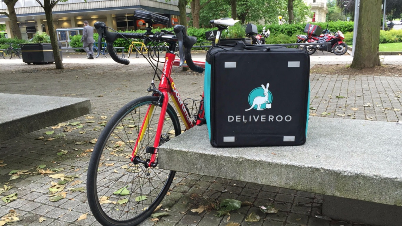 Become a Deliveroo driver in the UK: tax, driving licence and how much you can earn