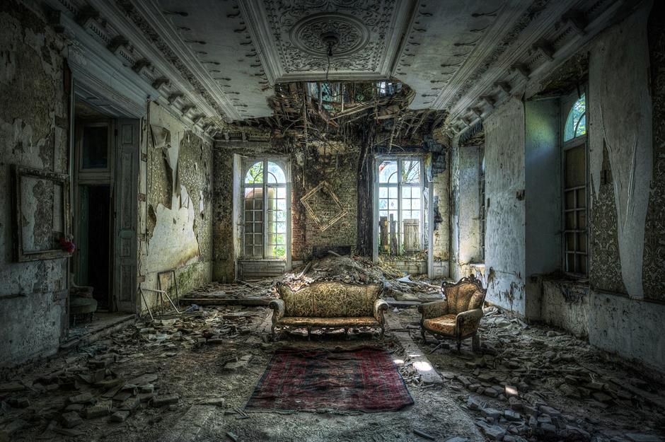 pictures of haunted houses inside