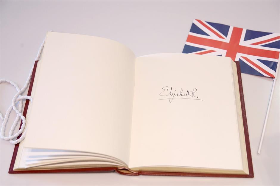Identifying fake Elizabeth II autographs