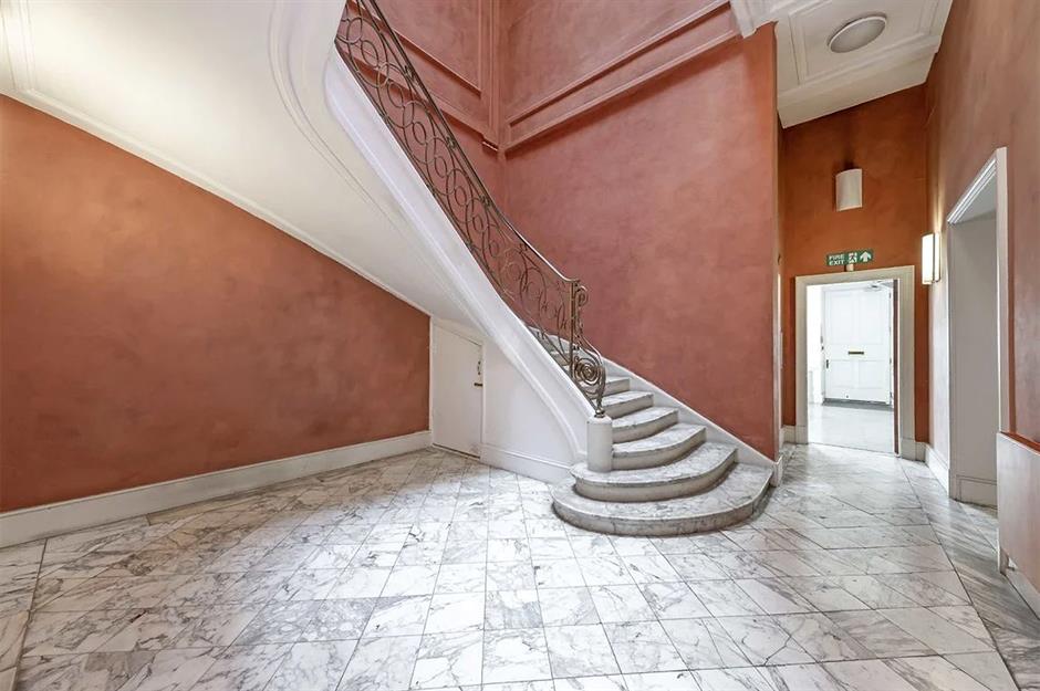 18th-century townhouse: dramatic architecture