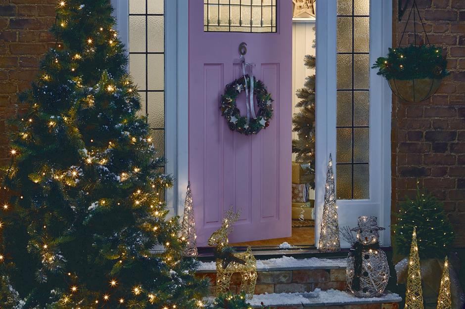 Outdoor Christmas Decorating Ideas Loveproperty Com   10380ab7 4636 41d2 9707 925c86af8b10 Dunelm Steps 