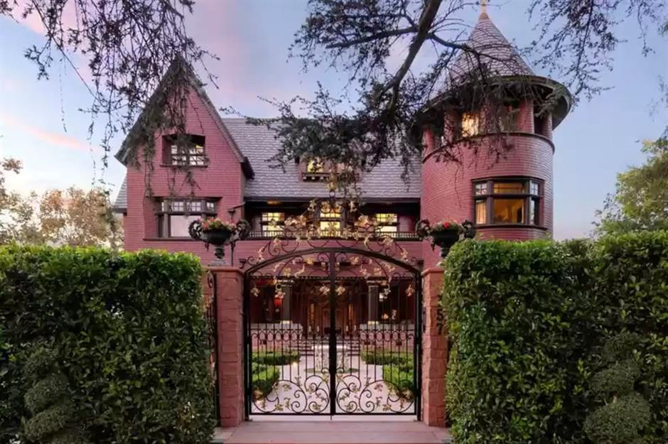 Kat Von D Sells 8m Gothic Mansion With A Blood Red Pool
