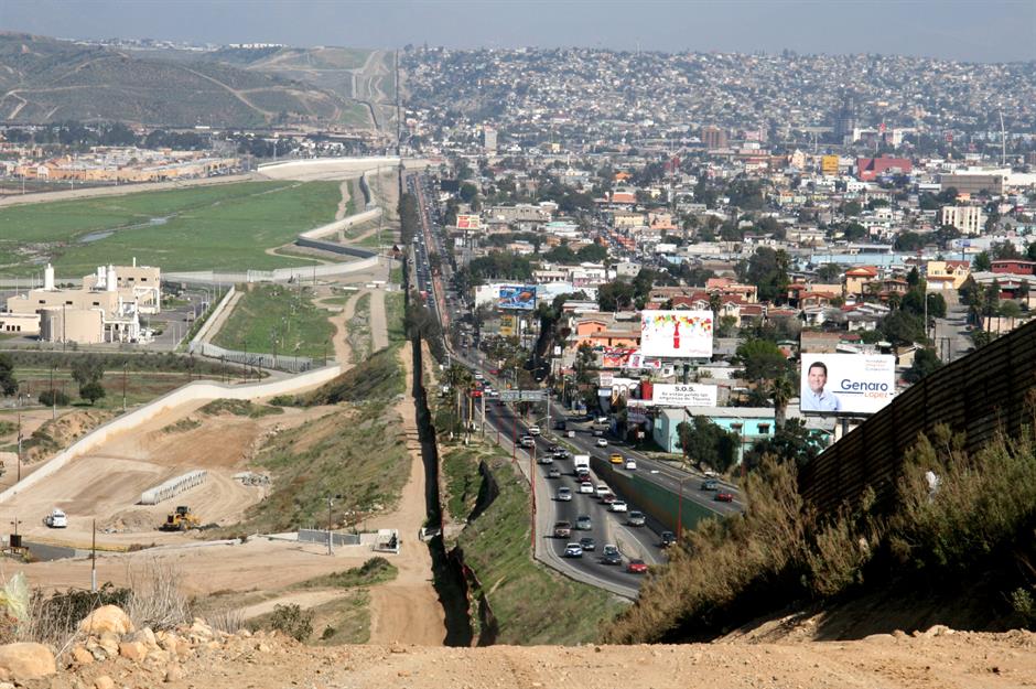 1,000-mile wall, US and Mexico 