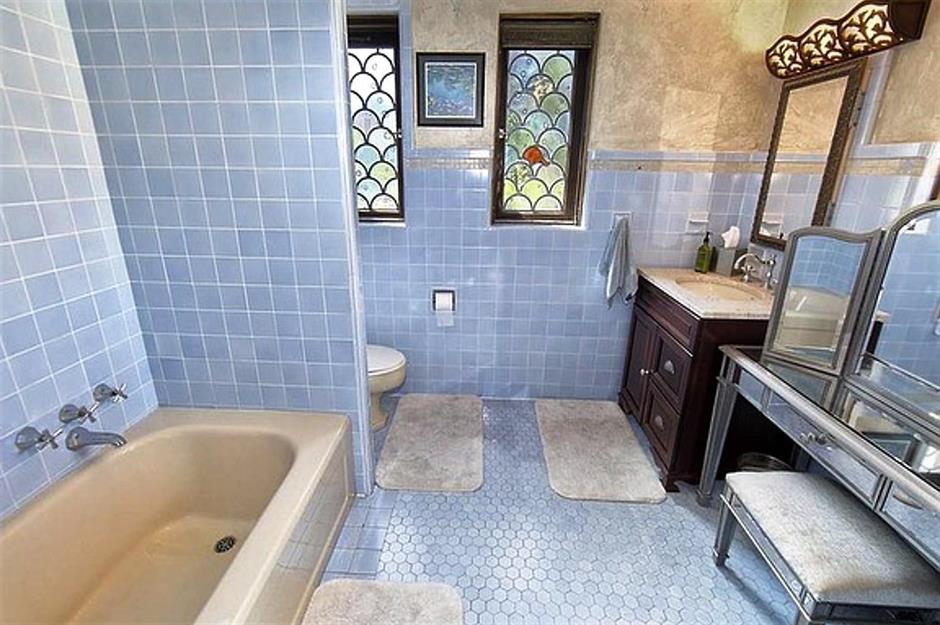 Sky blue 1930s bathroom