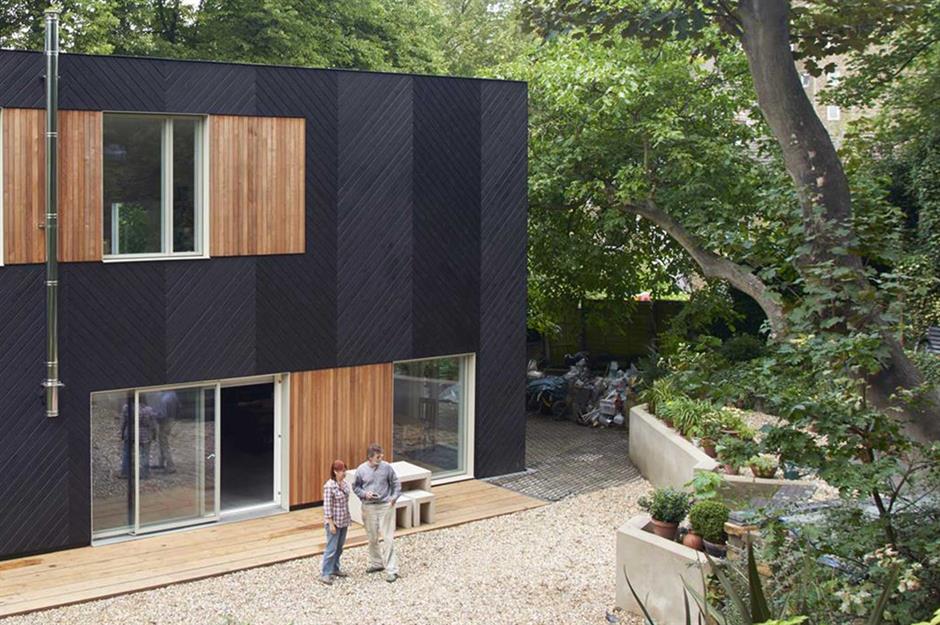 Esta pareja convirtió un jardín descuidado en una moderna casa ecológica