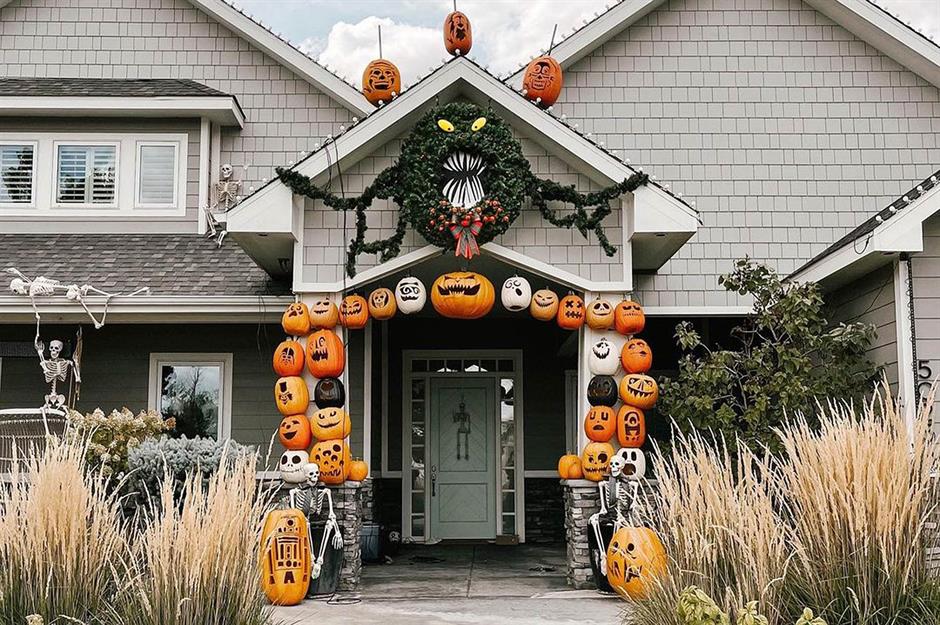 Houses that are decorated for halloween