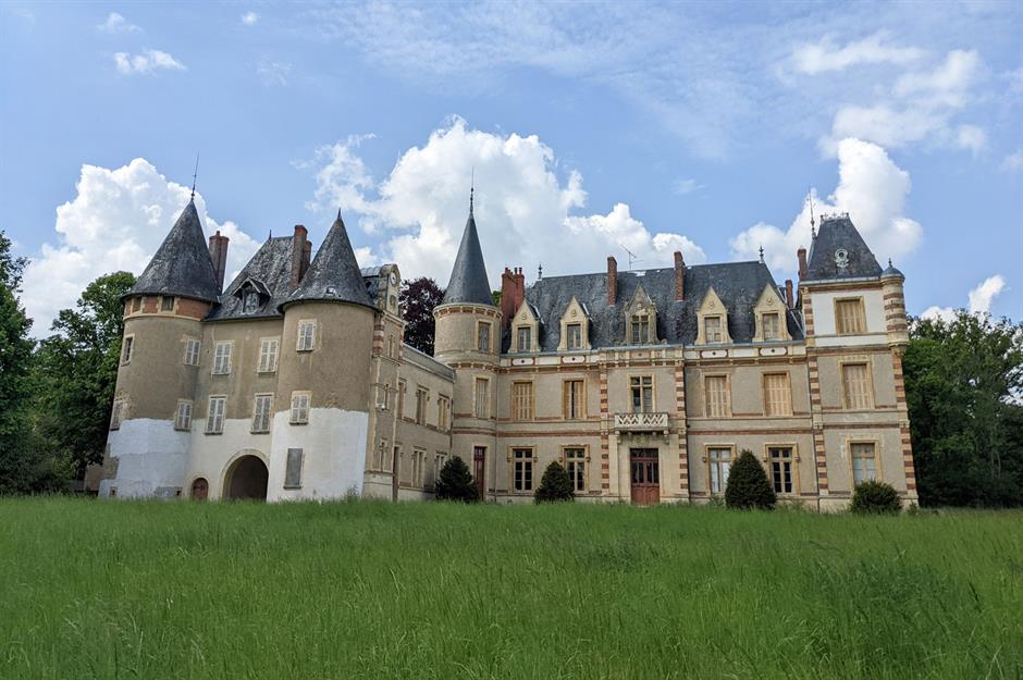 Château de la Chasseigne: tour the 'secret' abandoned castle of a French  Count