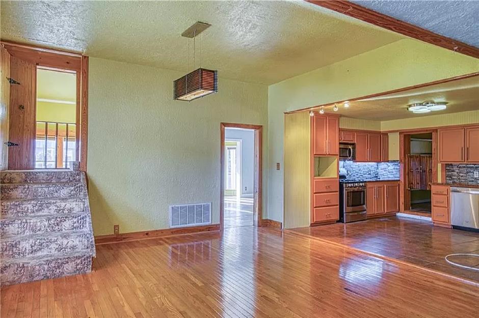 Quaint timber home, Elk City, Oklahoma: $235,000 (£192k)