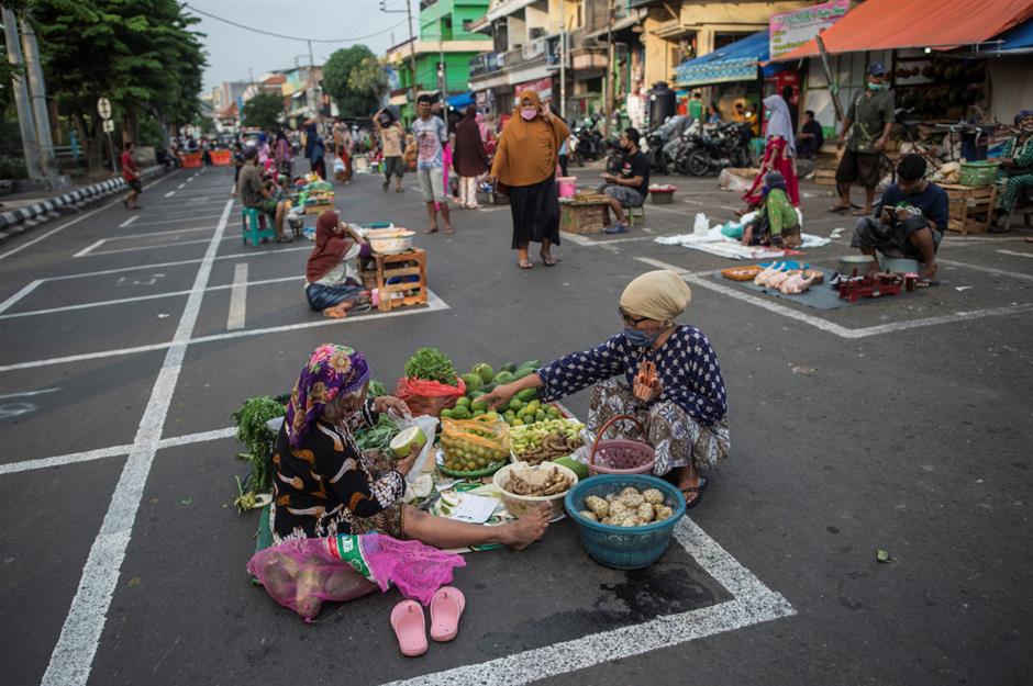Subaraya, Indonesia: Market vendors separated by lines on the ground