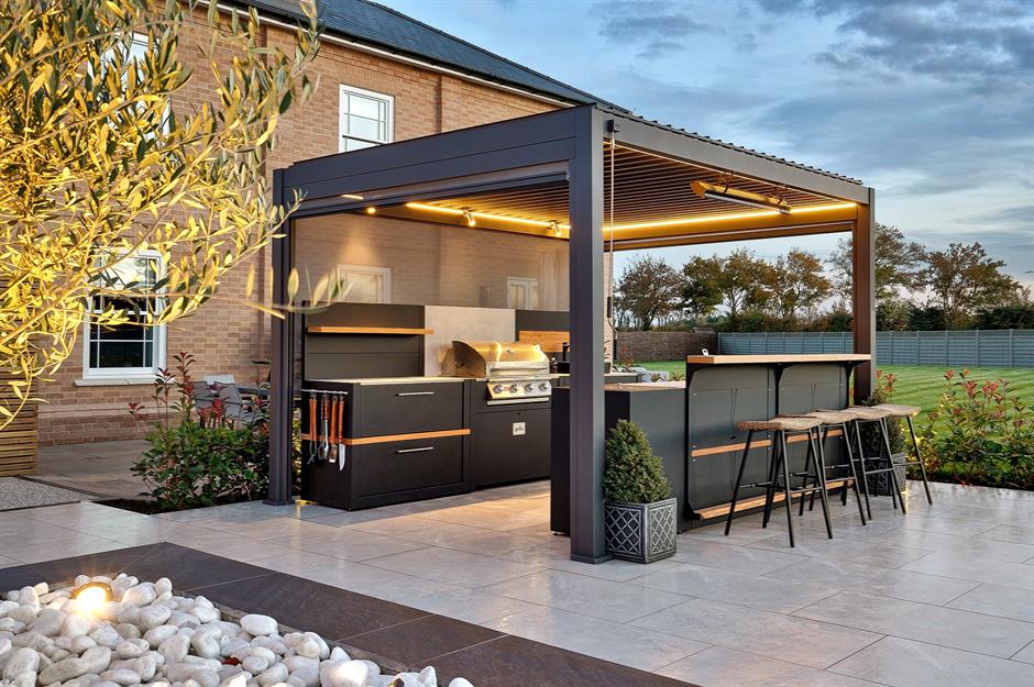 Beautiful & Functional Covered Outdoor Kitchen Design