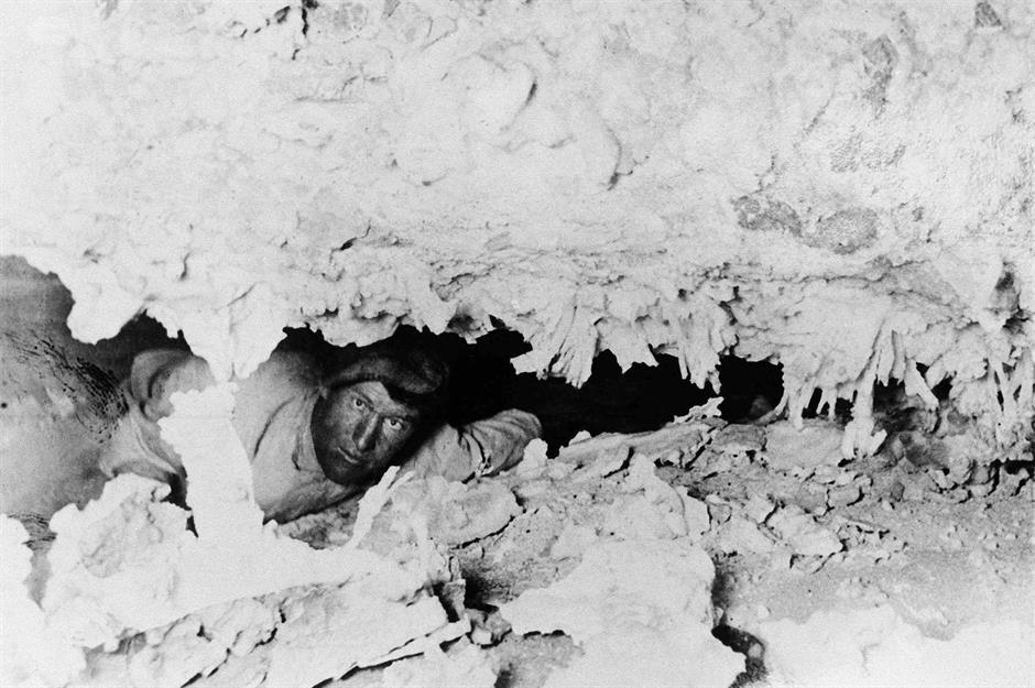 Kentucky: Floyd Collins gets trapped in Sand Cave