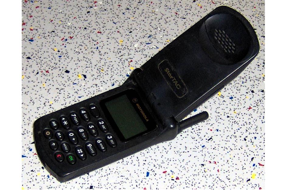 1996: flip mobile phone