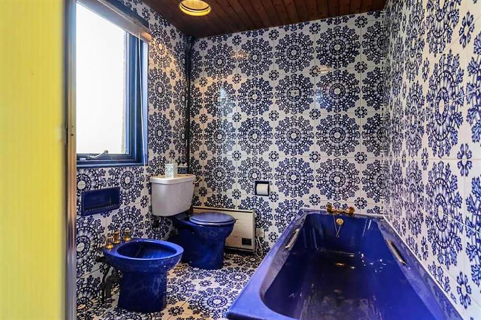 1960s blue and white tiled bathroom