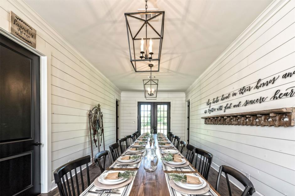 See inside the amazing Fixer Upper Lacy Lakeview 'barndominium ...