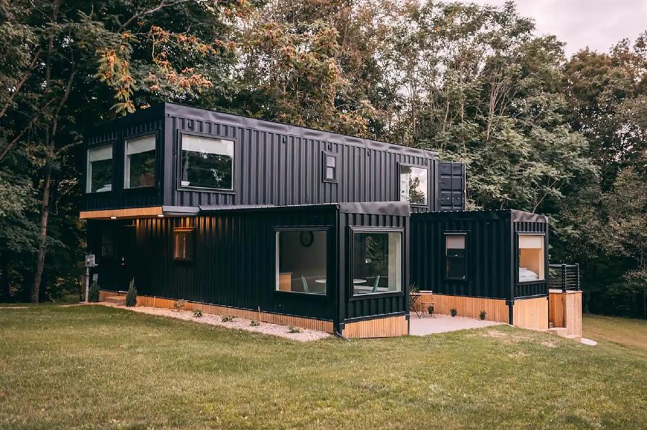 https://loveincorporated.blob.core.windows.net/contentimages/gallery/53a1a59d-368b-49cb-b73b-8d55614d620a-amazing-shipping-container-conversion-homes-black-beauty-side.jpg