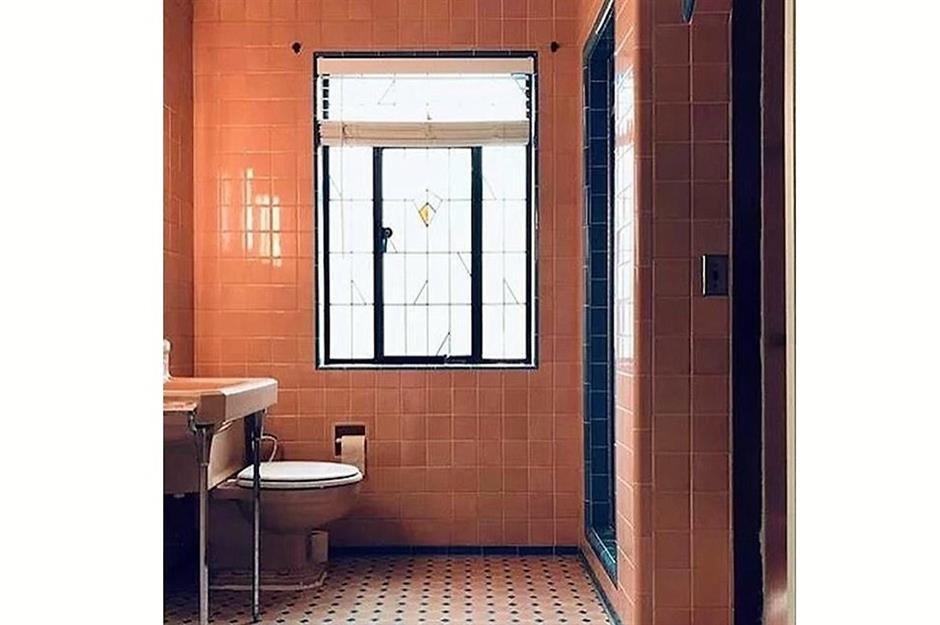 1940s salmon pink bathroom