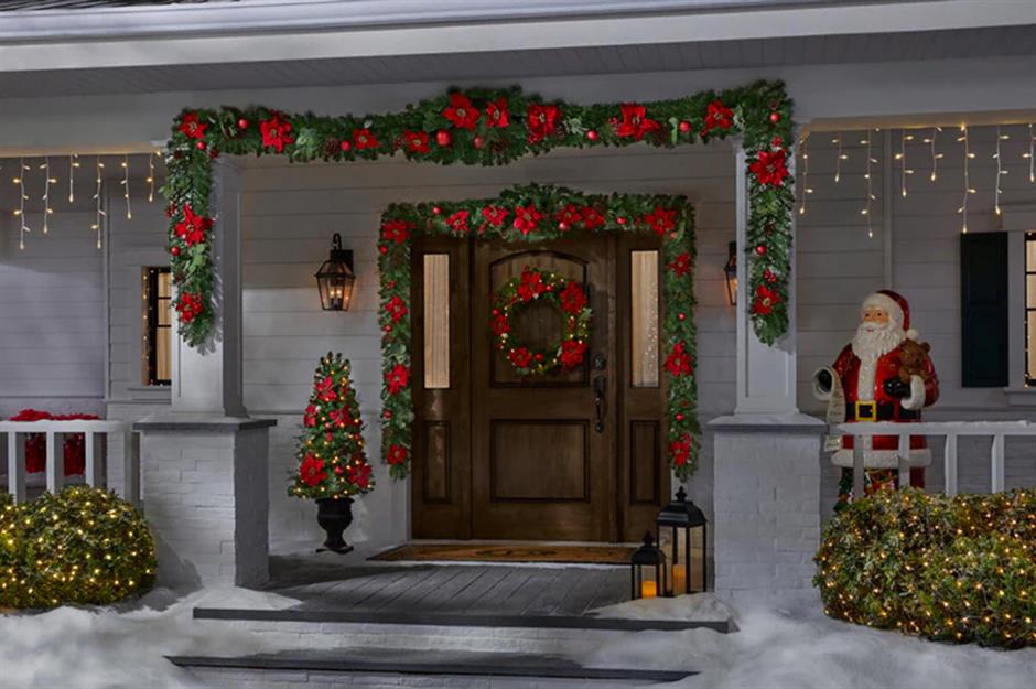 Outdoor Christmas decorating ideas | loveproperty.com