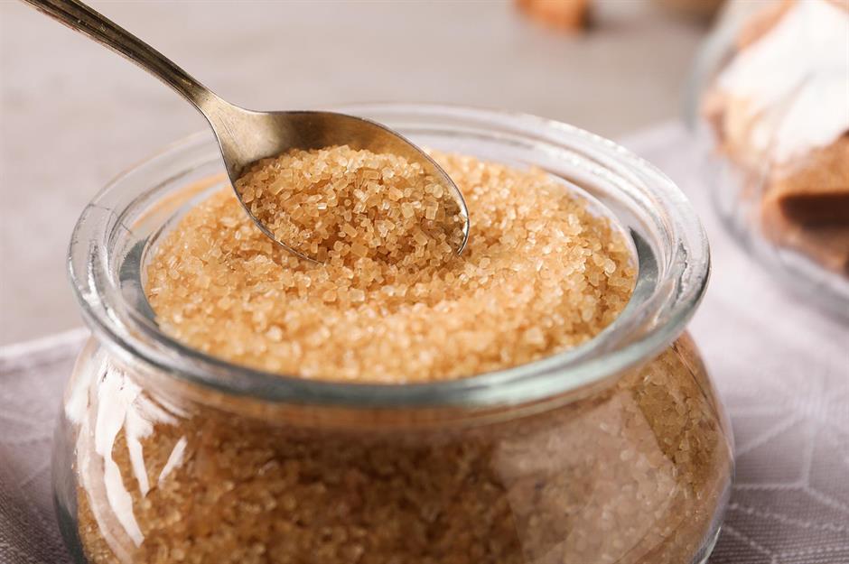 Brotstücke in die Zuckerdose geben