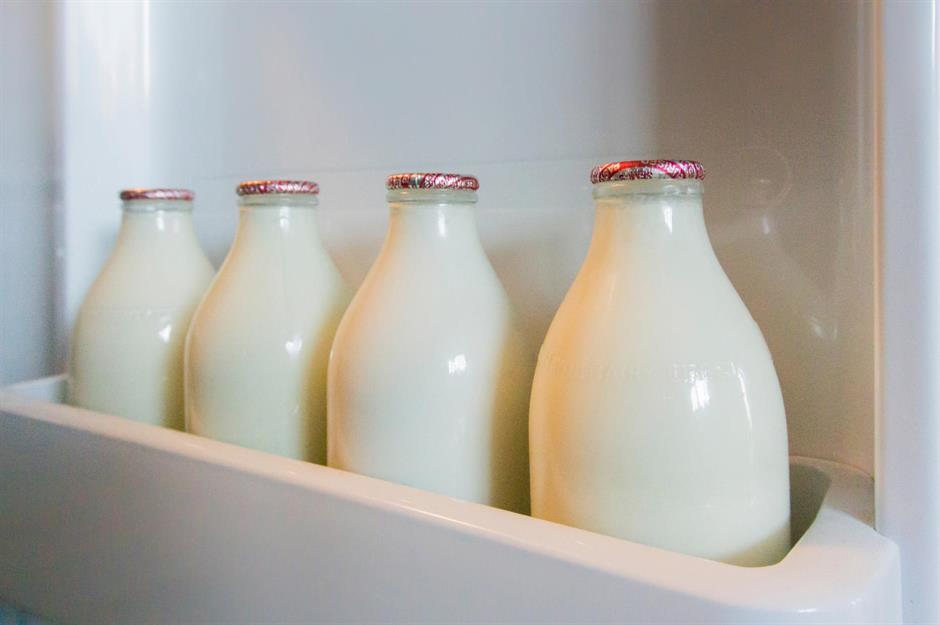 Milch und Wein in der Kühlschranktür lagern