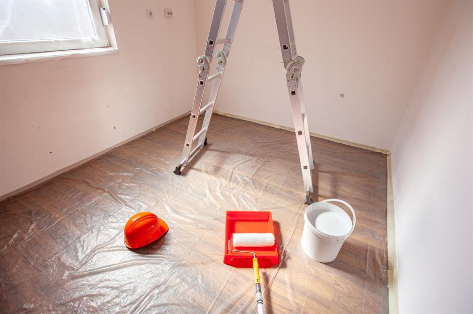 Wallpaper paste in bucket on the floor. Mixing wallpaper glue in bucket.  Apartment renovation concept Stock Photo - Alamy