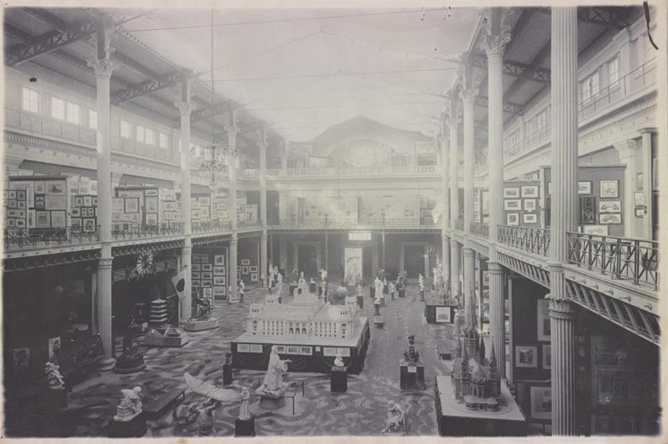 Chicago hosts the World Columbian Exposition of 1893
