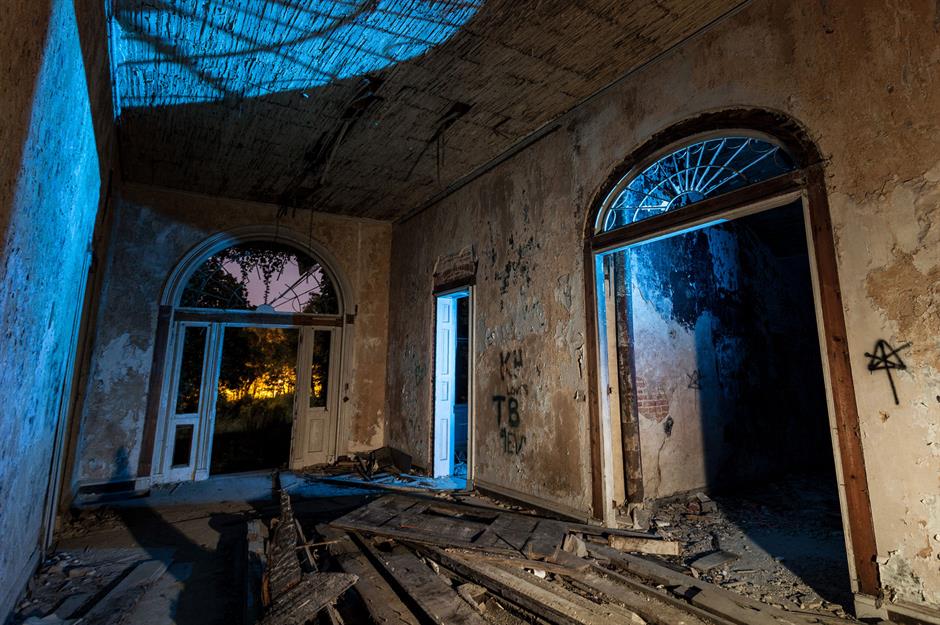 Tour Arlington, the mysterious abandoned mansion in Natchez