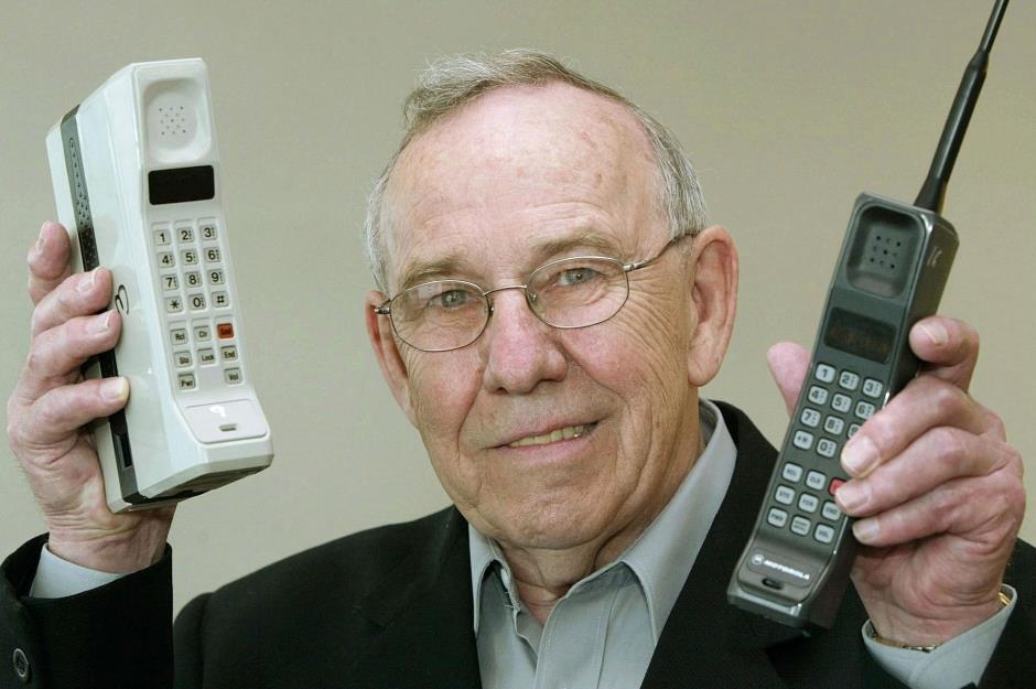 1983: First mobile phone call made