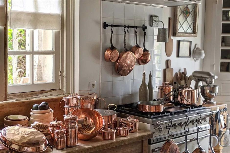 https://loveincorporated.blob.core.windows.net/contentimages/gallery/9bb7f5fd-3a92-48a4-a80a-7d7bc5118ae1-rabbit_copper_kitchen.jpg