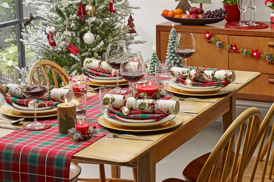 Imagini pentru traditional christmas dinner table decorating