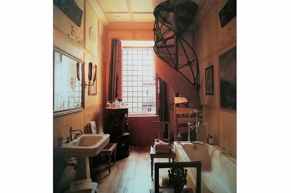 1990s elegant bathroom