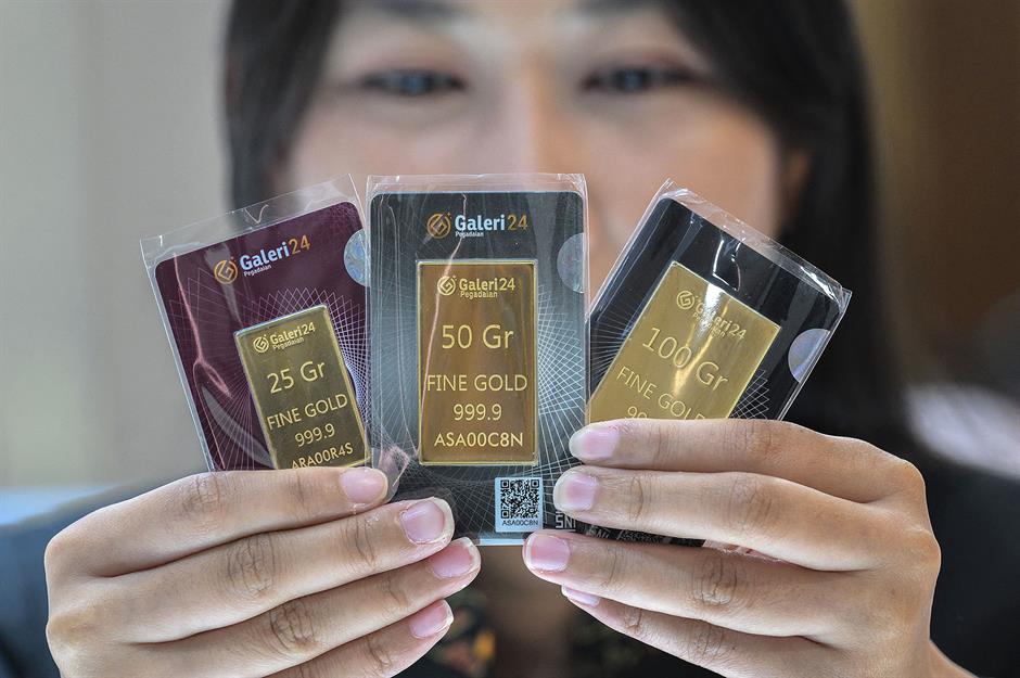 Who's stockpiling the most gold?