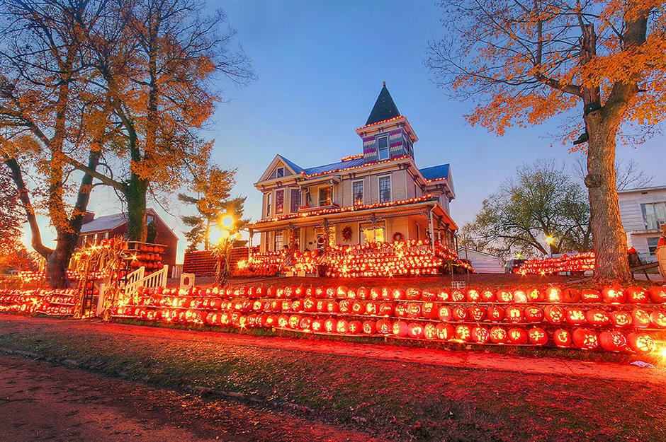 90 Decorated Halloween Houses 2021