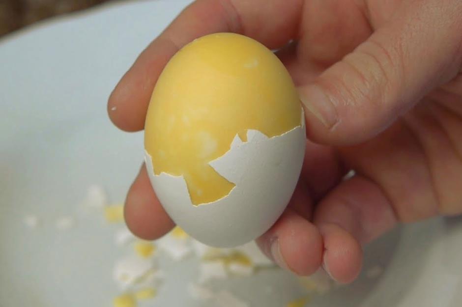 What Happens If You Crack An Egg In Boiling Water