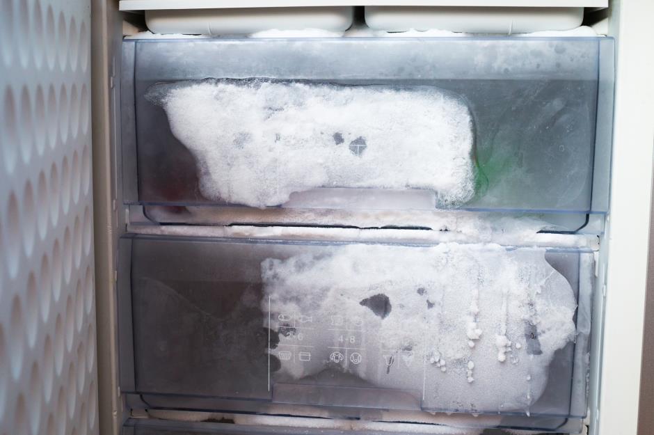 Поддон для разморозки холодильника. Разморозка окон. Разморозил холодильник а там. Разморозка картинка. Размораживание холодильника no frost