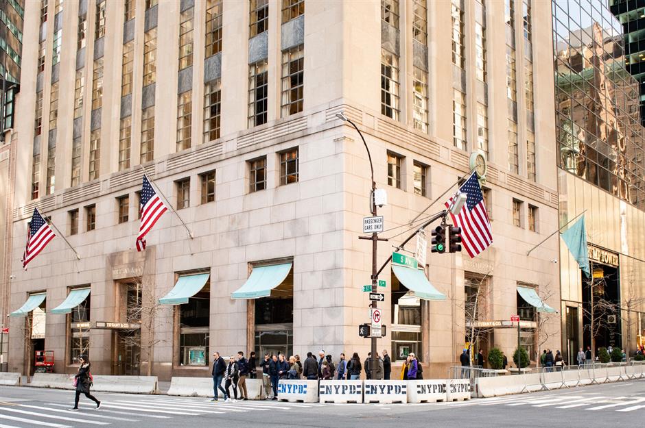 Tiffany & Co flagship store at the corner of Fifth Avenue and 57th Street.  Close up of Tiffany logo and shop entrance Stock Photo - Alamy