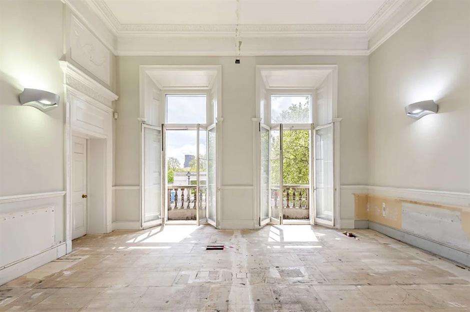 18th-century townhouse: dilapidated living spaces