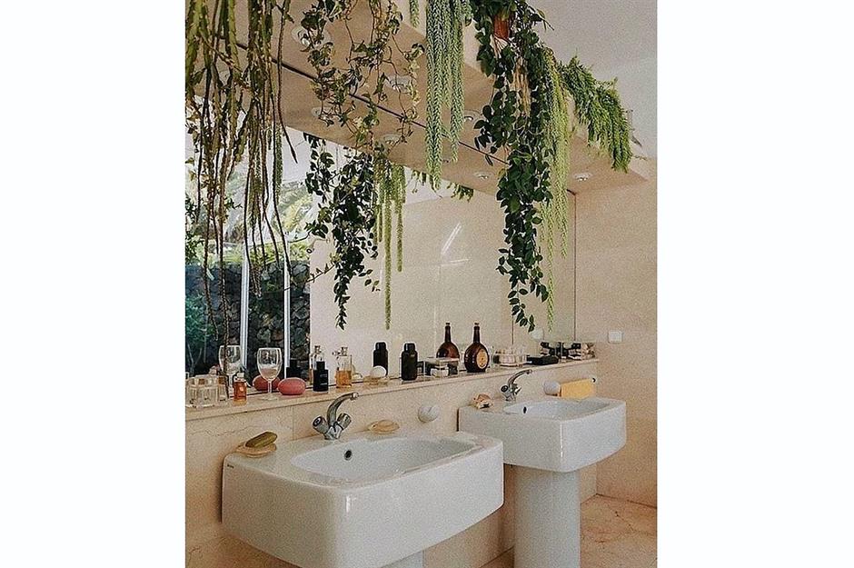 1970s biophilia-themed bathroom