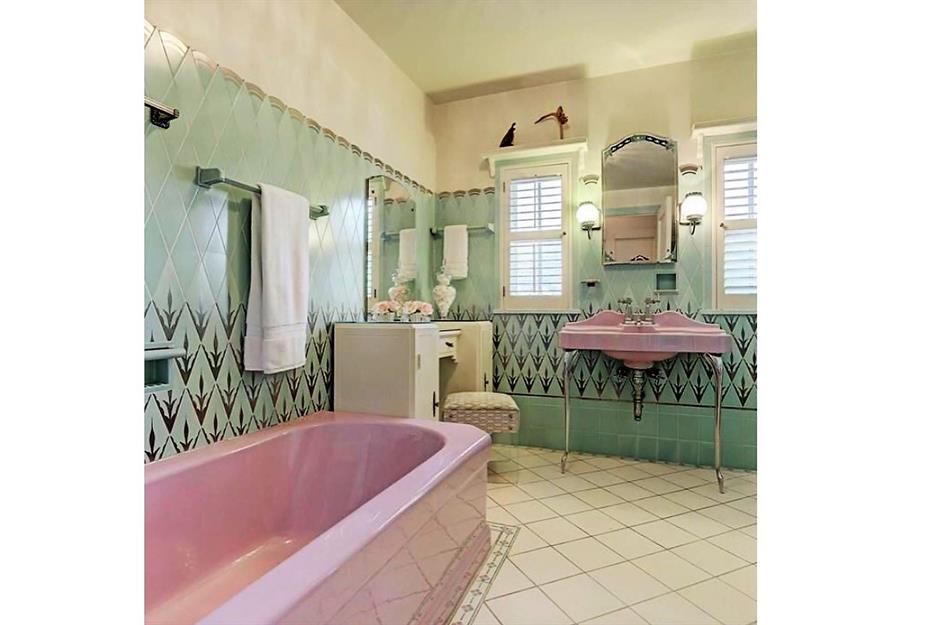 1930s candy-coloured bathroom