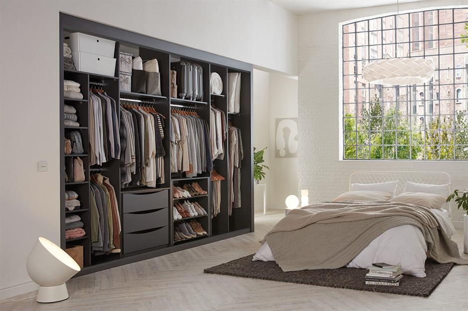 Kunterbunte Kleiderbügel im Schrank