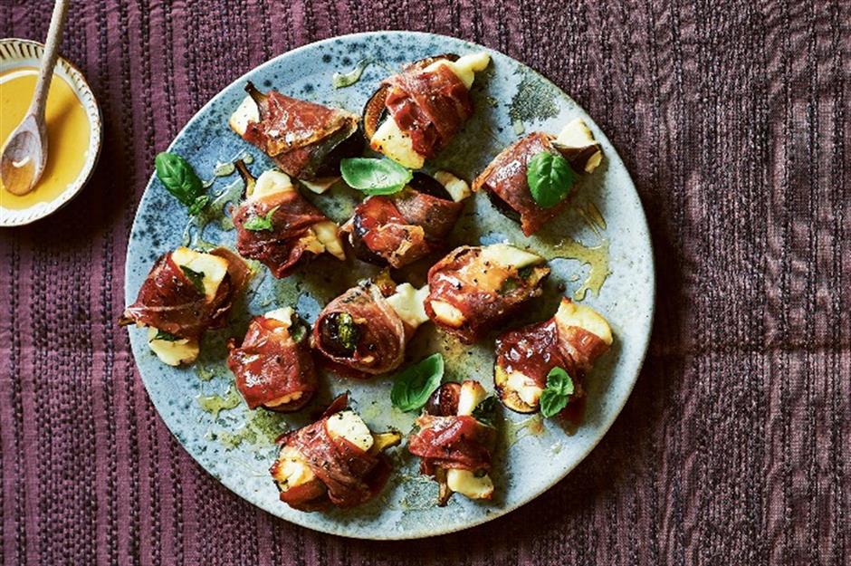 Canapés: baked figs with halloumi