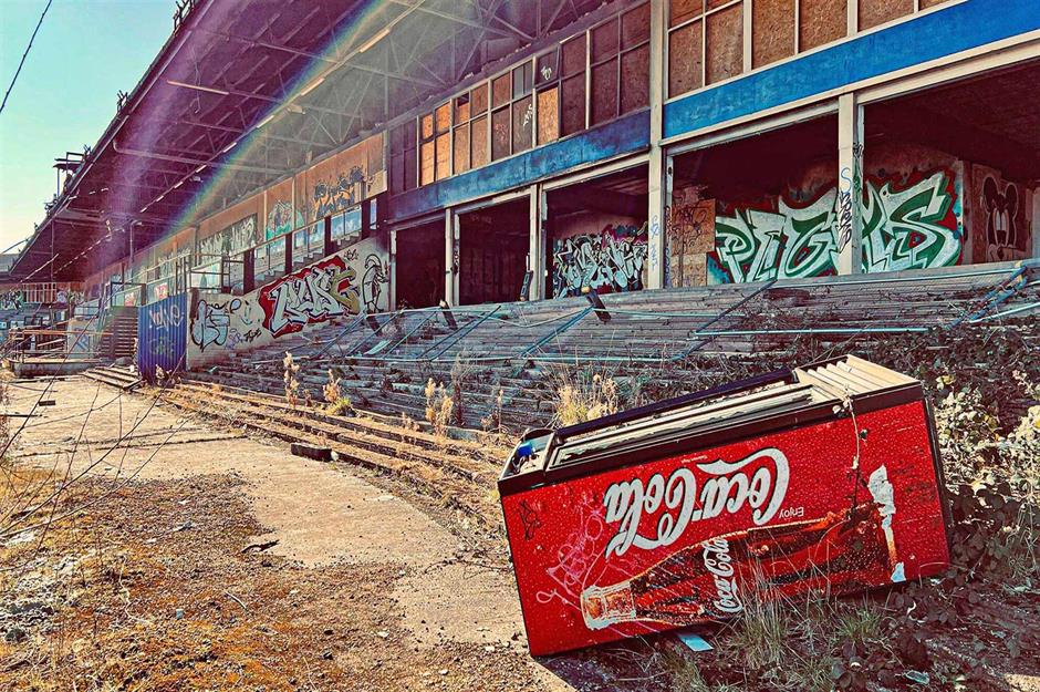 Gespenstische Bilder: Verlassene Stadien der Welt