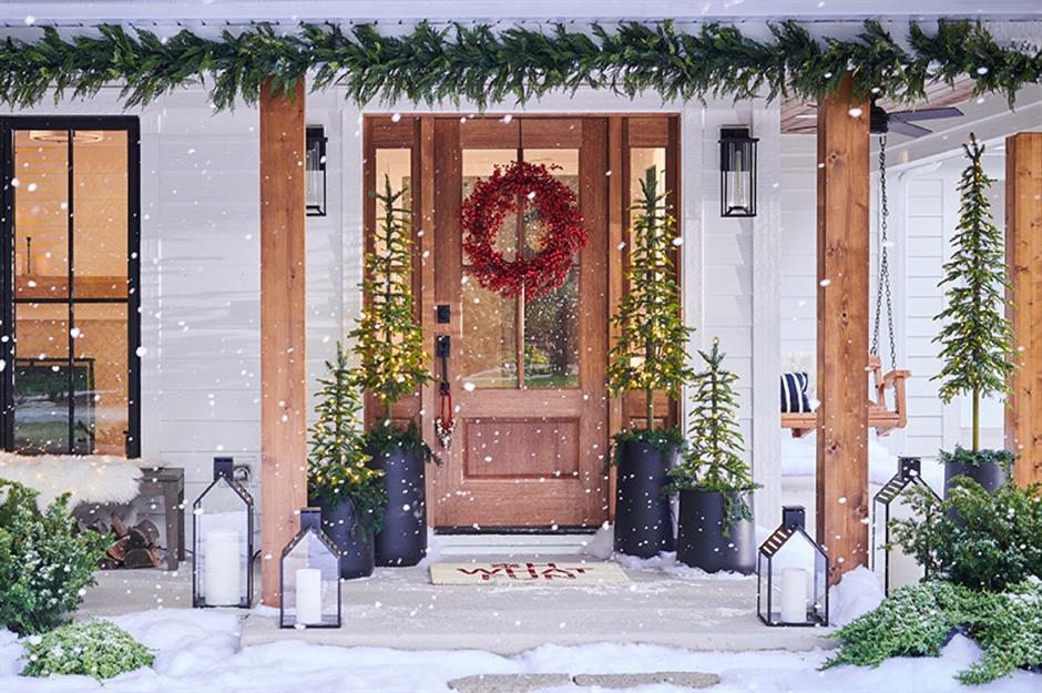 Outdoor Christmas decorating ideas | loveproperty.com