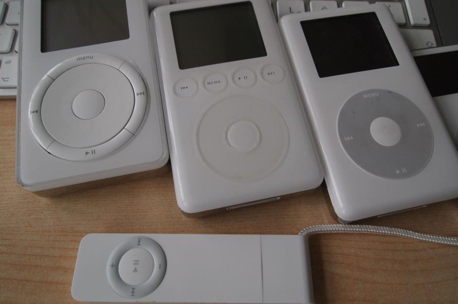 2001: MP3 player