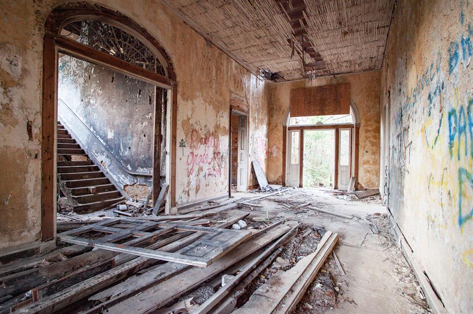Tour Arlington, the mysterious abandoned mansion in Natchez