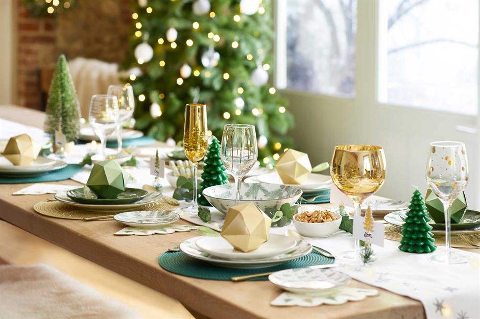 37 Beautiful Christmas Table Decorating Ideas Loveproperty Com