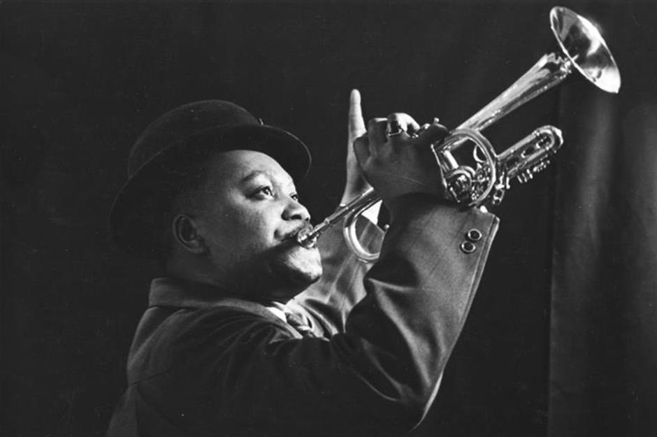 Chicago becomes a hub for jazz and blues