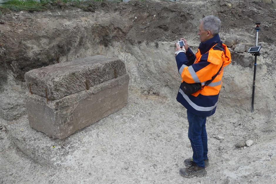 2.000 Jahre alter Kalksteinsarkophag freigelegt