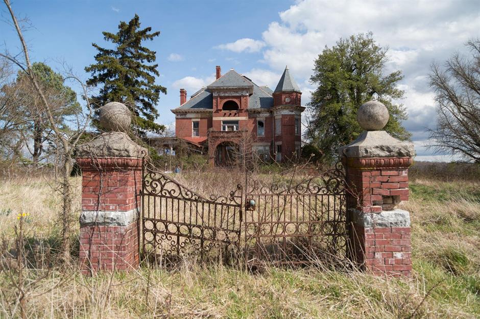 Explore this abandoned mansion in the middle of a Virginia golf course |  loveproperty.com