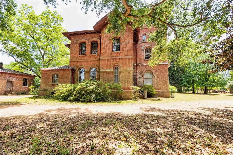 6 real haunted homes for sale (ghosts included)